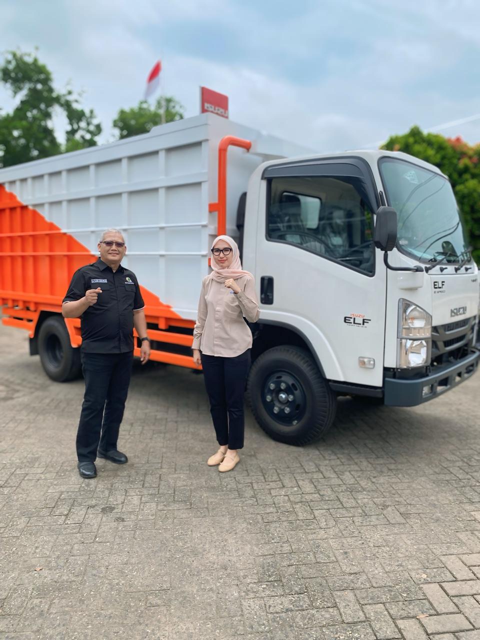 Penyerahan Unit Isuzu Palembang - DELIVERY NMR 6.5 + DUMP TRUCK SILUMAN